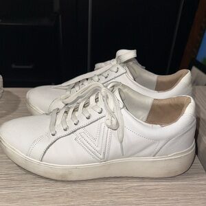Vionic White Leather 10 Wide Stylish Sneakers
